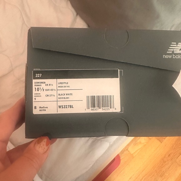 New Balance 327 Black and White Women's Lifestyle Shoes, Size 10.5 - Picture 3 of 5